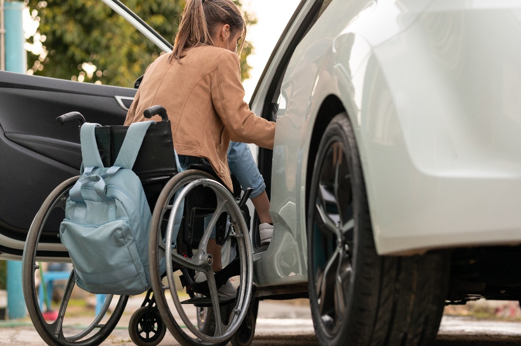 Frau mit Rucksack, die ins Auto steigt, um eine Runde zu drehen.